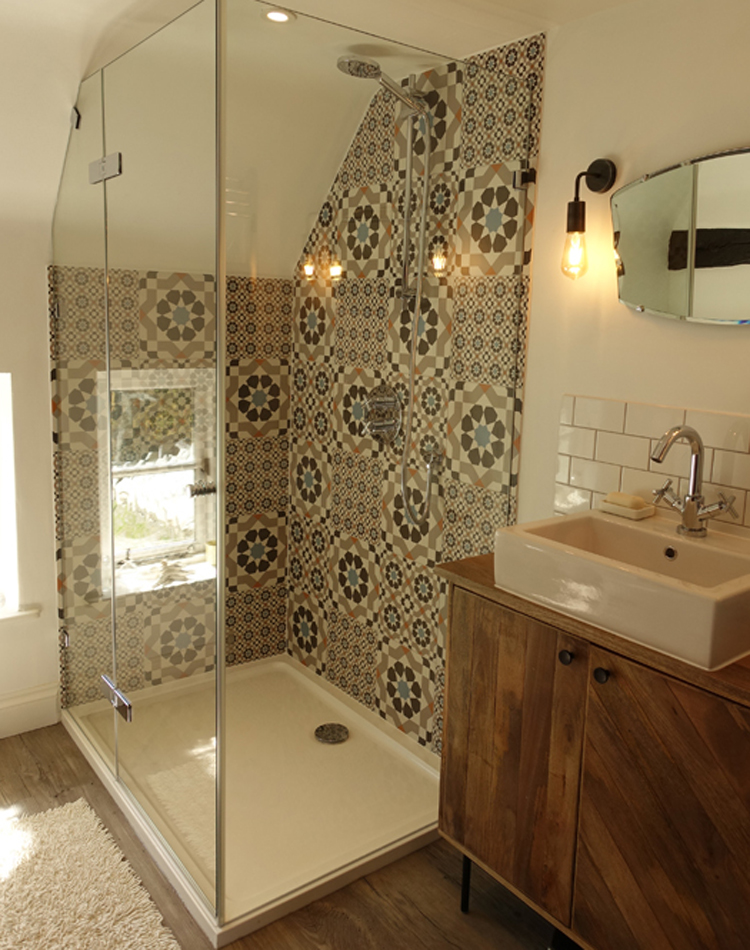 Frameless-shower-enclosure